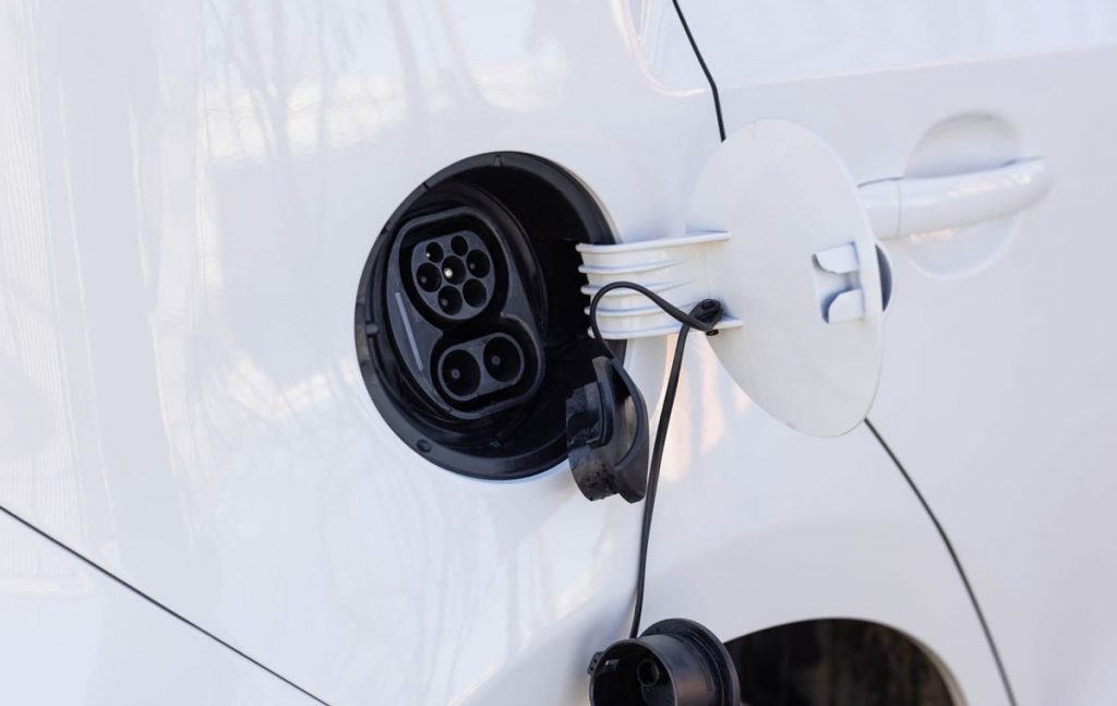 Ladeanschluss E-Auto. Wir bauen Ihren Ladepark mit bis zu 4 Hyperchargern. Bieten Sie mit LEaD Charging Ihren Mitarbeitern und Kunden Möglichkeiten, Ihr Auto zu laden.